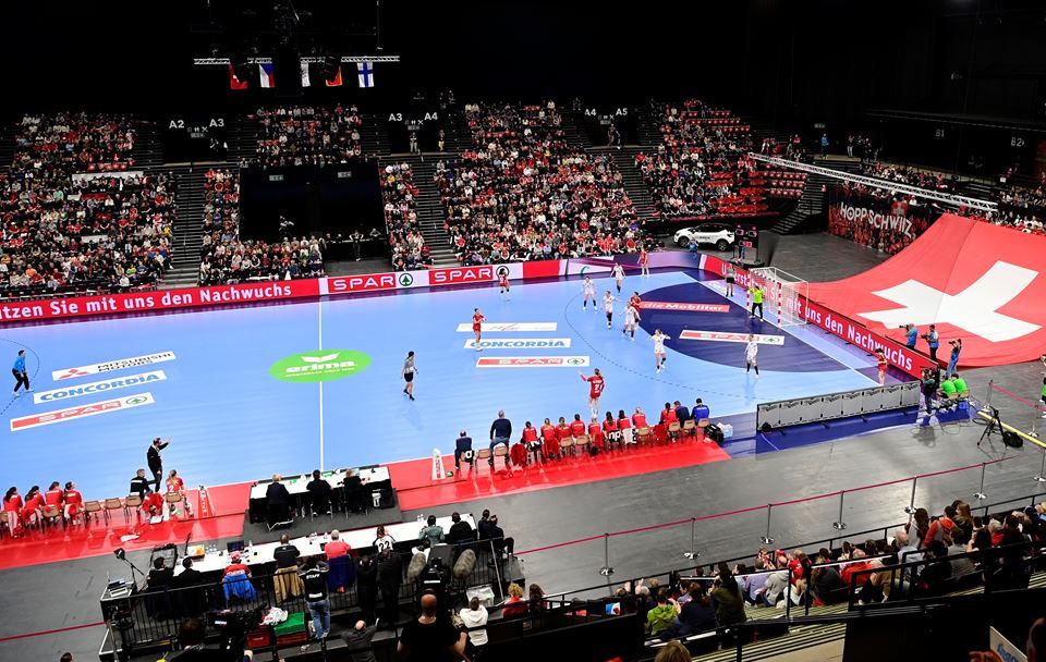 Vor Rekordkulisse unterliegt die Schweiz knapp mit 31:32